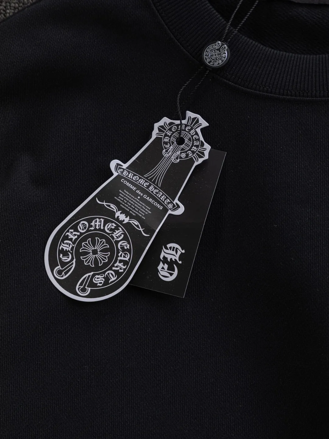 P240 Chrome Hearts CH Cross 25SS Autumn and Winter Sweatshirt Early Autumn Classic Colorful Horseshoe Patch Embroidery on the Chest Colorful Cross ✝️🪡Embroidered Logo on the Back Round Neck Pullover Sweatshirt, a popular style, a style that both men and women like, same style for men and women, 100% chance of turning heads when you wear it when you go out! It’s all about being handsome. The designer’s classic sense is precisely grasped. The whole piece of clothing is heavy. Industrial washing process. Ready-made garments are dyed + sprayed for a horse effect. The double-wash process is very recognizable. It uses heavy washing to make it distressed. The edges of the patch are slightly rolled and naturally distressed. It has a three-dimensional sense of layering and a little damage. It is very visually lethal. It adheres to Kroxin's consistent rough style. The chest and back are large, and the horseshoe flower printed patch pattern is embroidered and decorated. It is also decorated with silver metal engraved distressed buttons. The classic elements full of brand recognition instantly enhance the overall sense of grade and specification. Its texture is quite high-end! The overall feeling is high-end, simple and elegant, with silver hardware accessories, a full set of customized accessories, and the pattern of the entire dress is all decorated with patchwork three-dimensional embroidery technology, which is the finishing touch of the entire dress. The design on the back is even more eye-catching! ! This full back is so cool, it’s full of design, and the overall upper body style highlights fashion and individuality. Wearing it together as a couple is even more popular on the street. I recommend the early autumn sweatshirt! ! The fabric is a unique 440g 100% cotton, which is skin-friendly, breathable, warm to the touch, firm in texture, and smooth in lines. It can be called a back killer, which has very strict requirements on craftsmanship and cost. The smooth neckline, flat cuffs and hems are large and tightly stitched, tight and orderly, and the details are perfect. The consistent OS version can be worn alone or layered. It is very casual, but very iconic! It is simply the flagship of high-end trendy brands and must be included in your wardrobe. It has the American fashion spirit of freedom and individuality, and is highly recognizable and stylized! Color: Black White Size: S-XL Size chart: S: Shoulder width 51-Bust 56-Length 69 M: Shoulder width 52.5-Bust 58-Length 71 L: Shoulder width 54-Bust 60-Length 73 XL: Shoulder width 55.5-Bust 62-Length 75